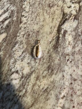 Gold tone Shell like bling Pendant Necklace - Women Jewelry NWOT